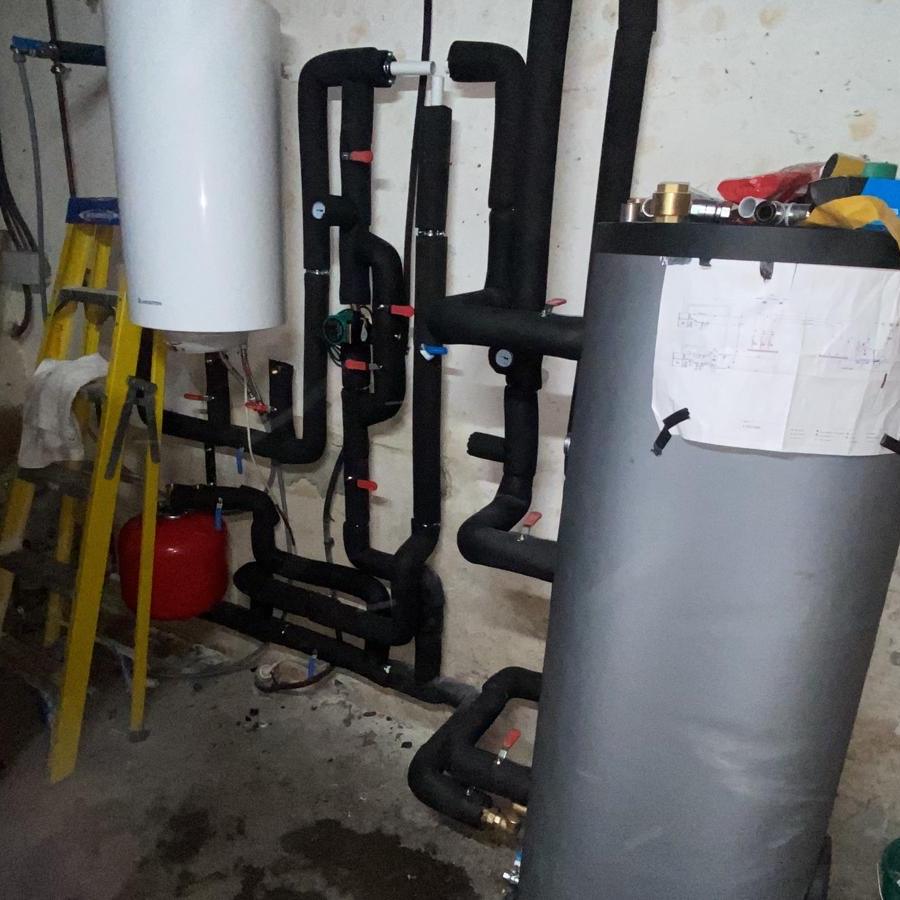 Instalación de acumulador y termo de agua caliente con tuberías aisladas