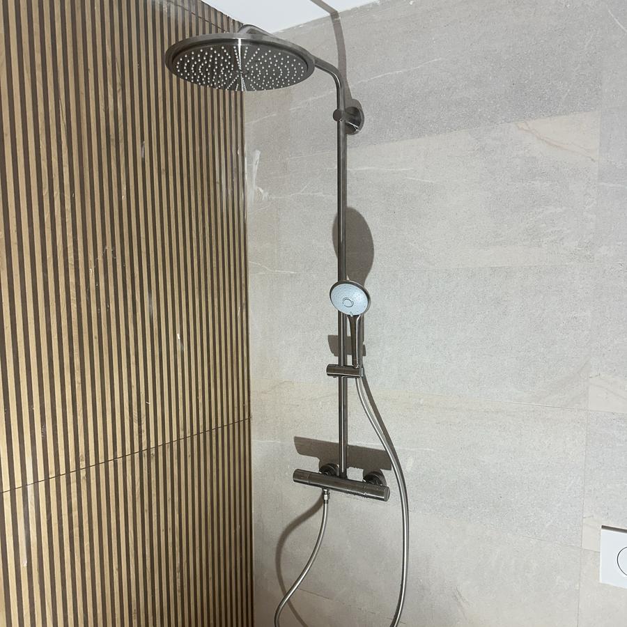 Columna de ducha termostática instalada en baño reformado