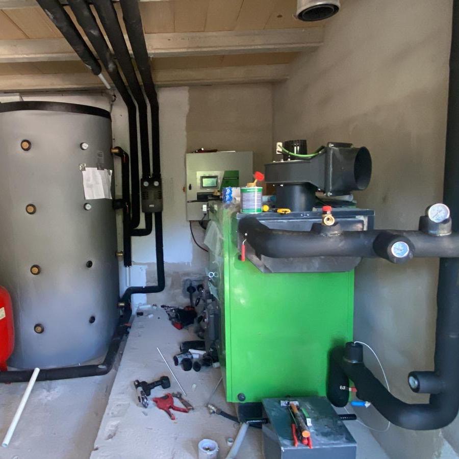 Sala de calderas de biomasa con depósito de inercia y vaso de expansión