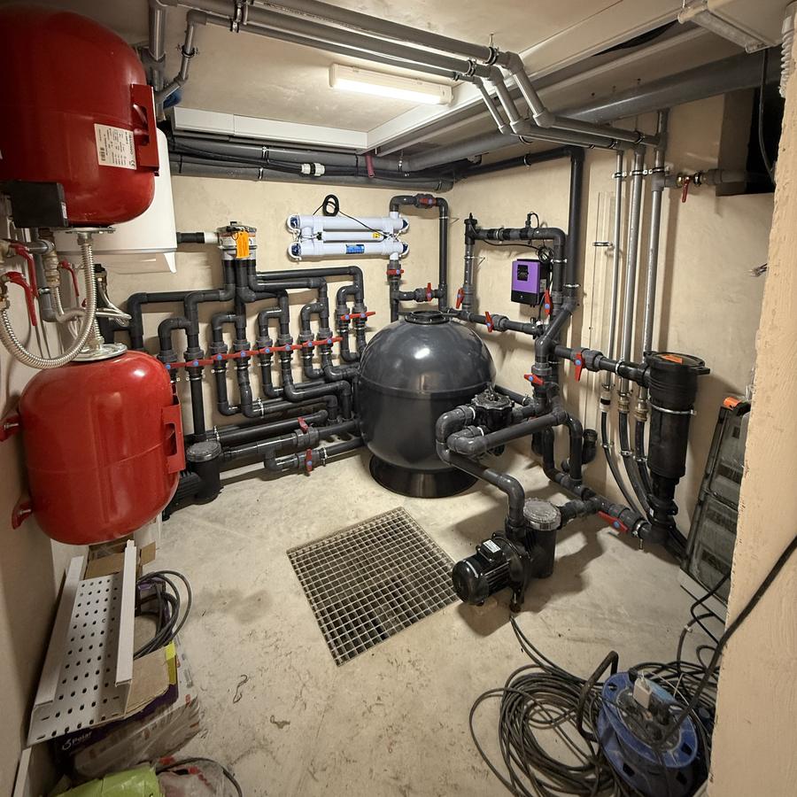 Sala de máquinas de piscina con filtro, bombas y valvulería